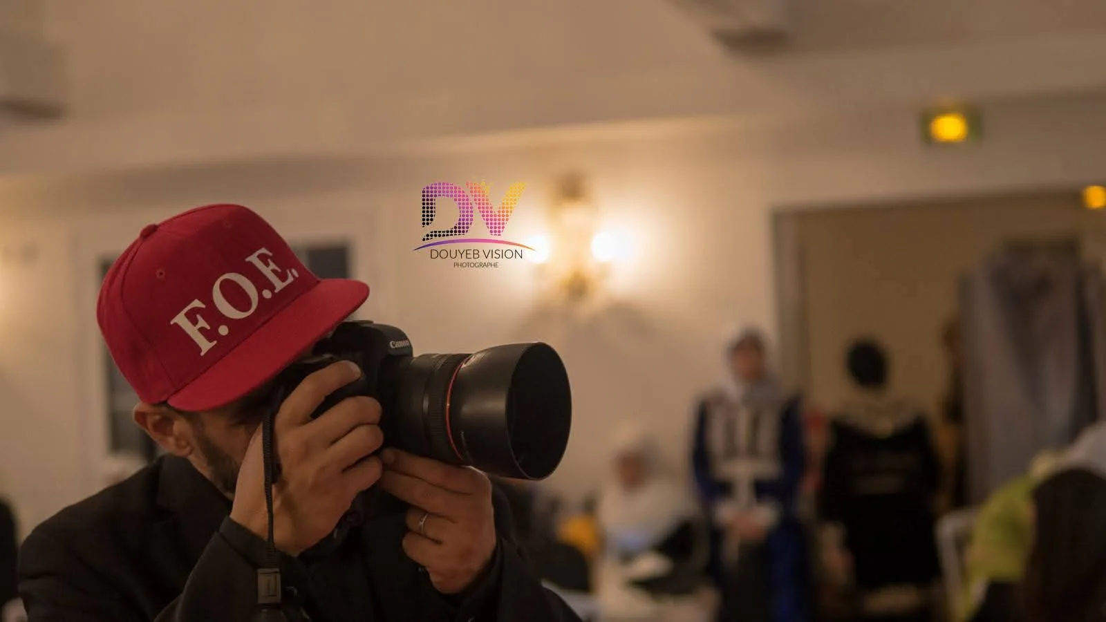 Photographe tenant un appareil professionnel pendant une réception