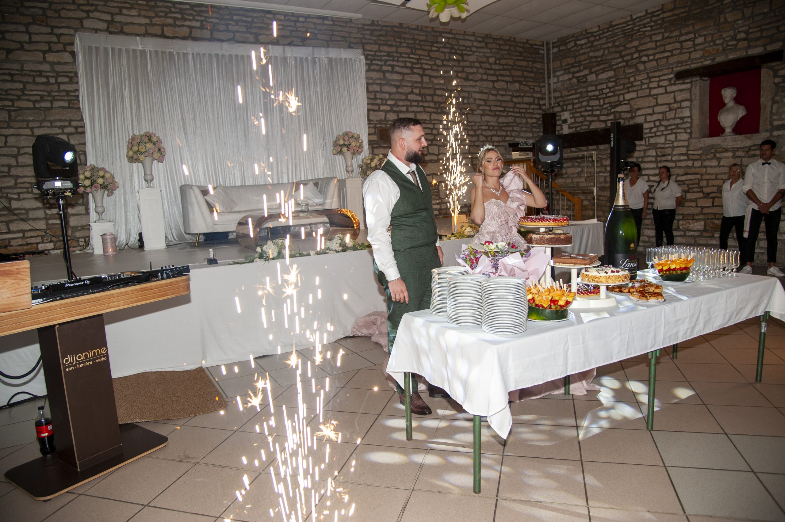 Mariés près de leur table de réception pendant une soirée de mariage