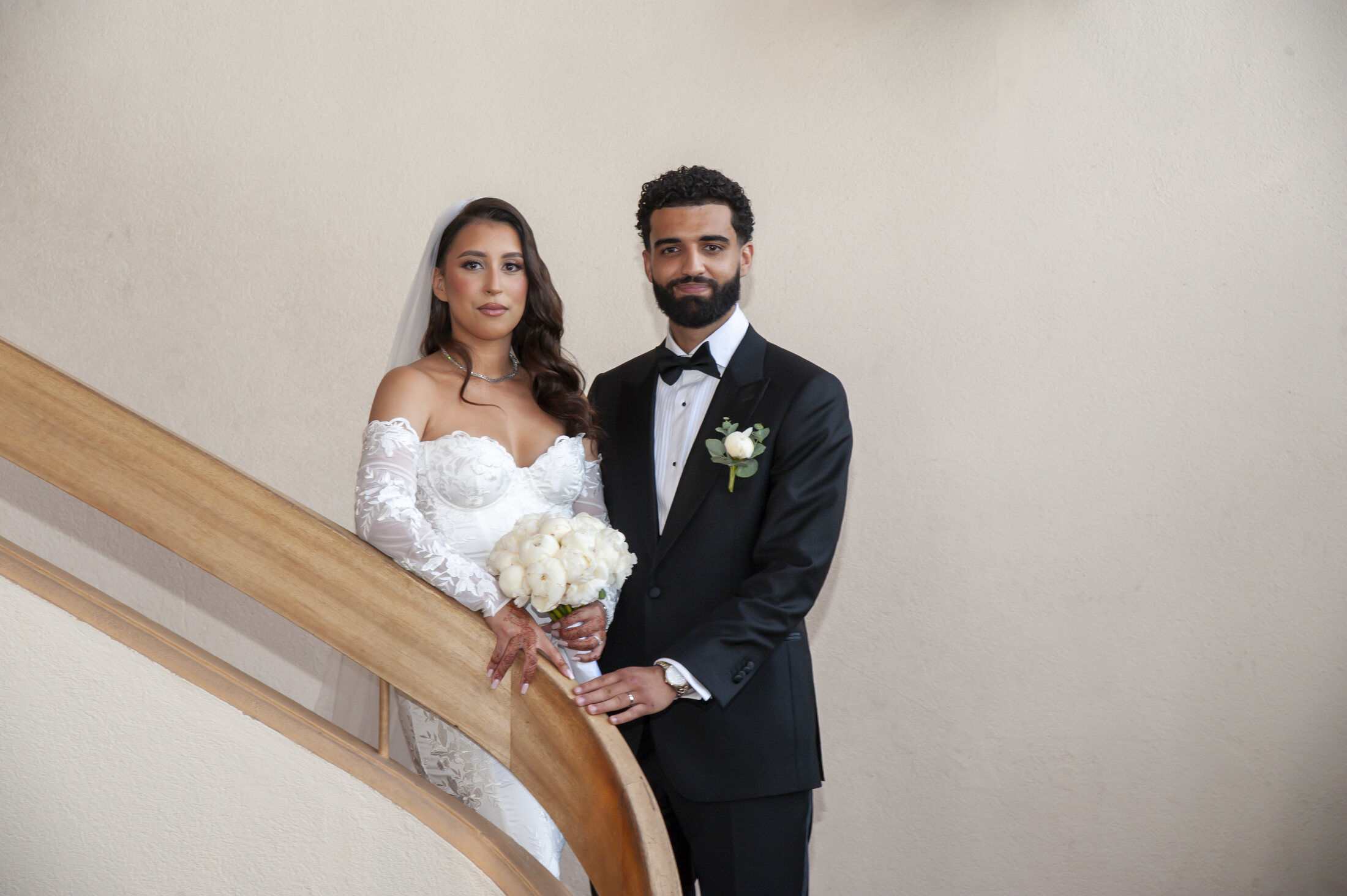 Portrait des mariés dans un escalier