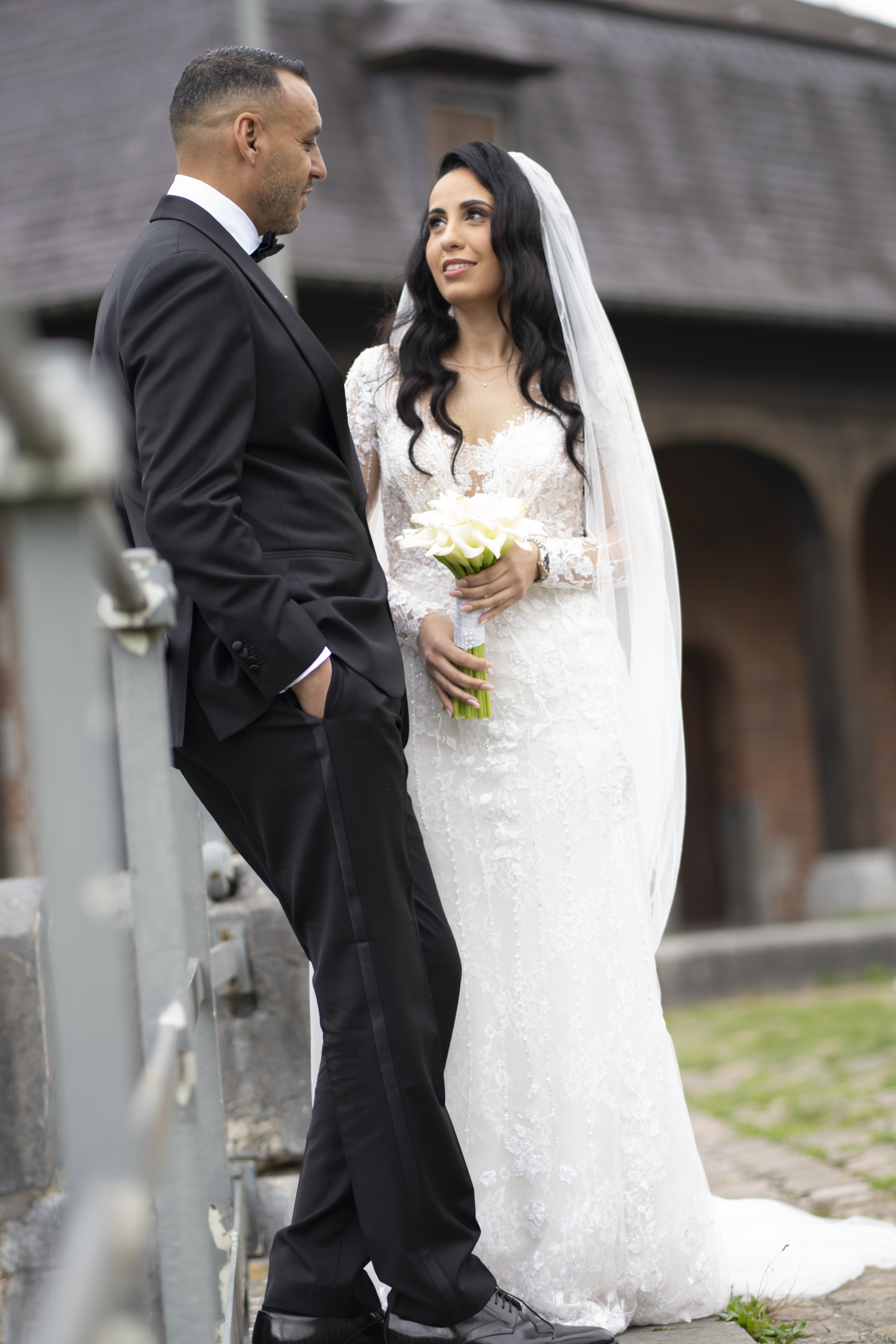 Mariée en tenue traditionnelle photographiée avec ses proches