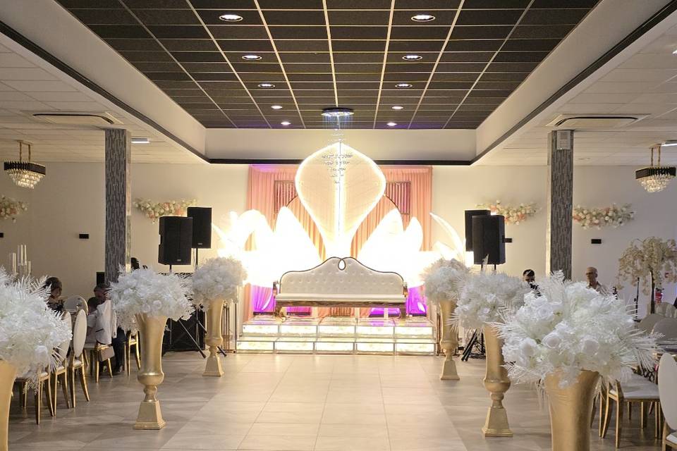 Mariée portée en cortège doré lors d'une cérémonie de mariage oriental dans une salle de réception