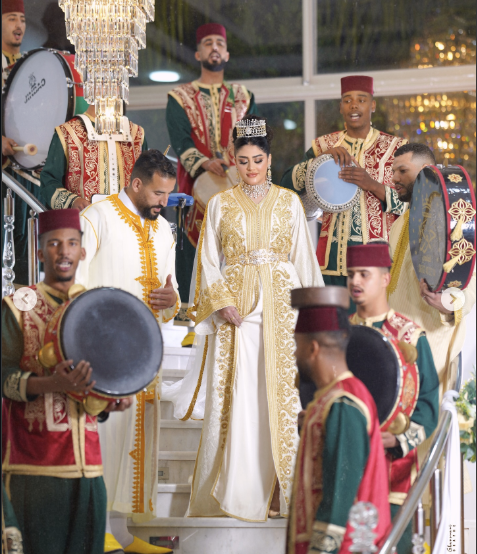 Mariée en tenue traditionnelle entourée de musiciens