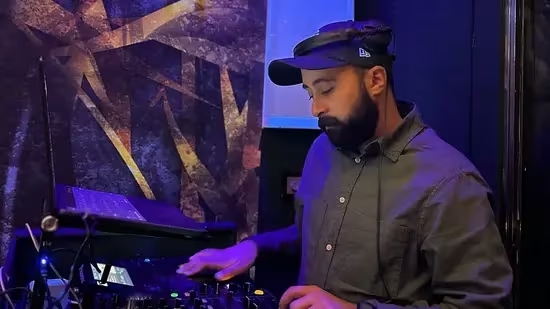 DJ Ayoub aux platines pendant une soirée de mariage