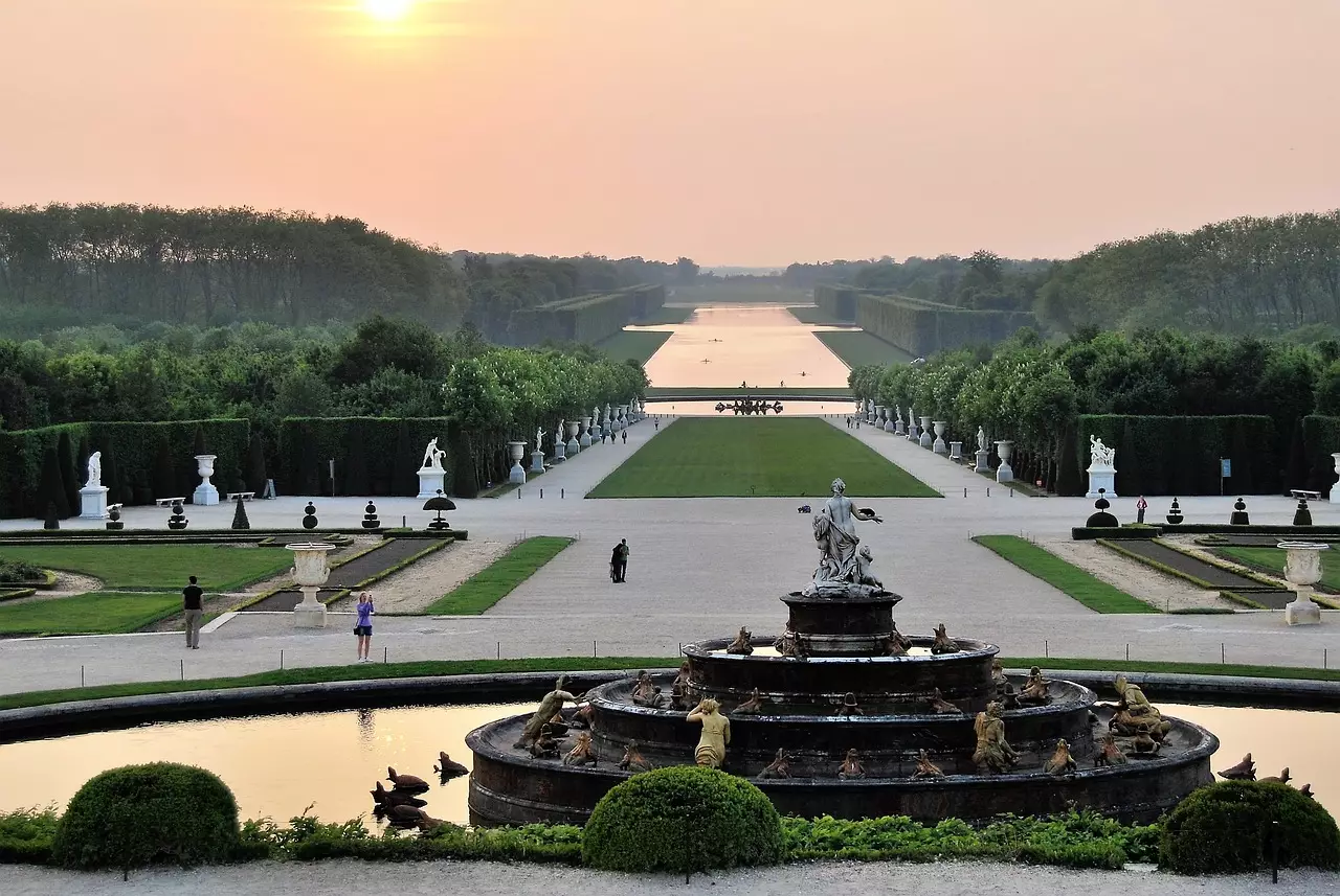 Jardins du château de Versailles et son grand bassin au coucher du soleil